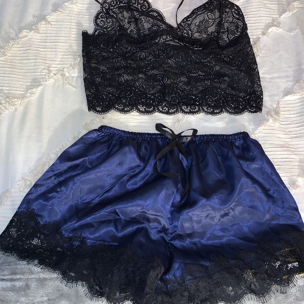 Lace Bra Top W| Matching Eyelet Shorts. BNWT. Sz L